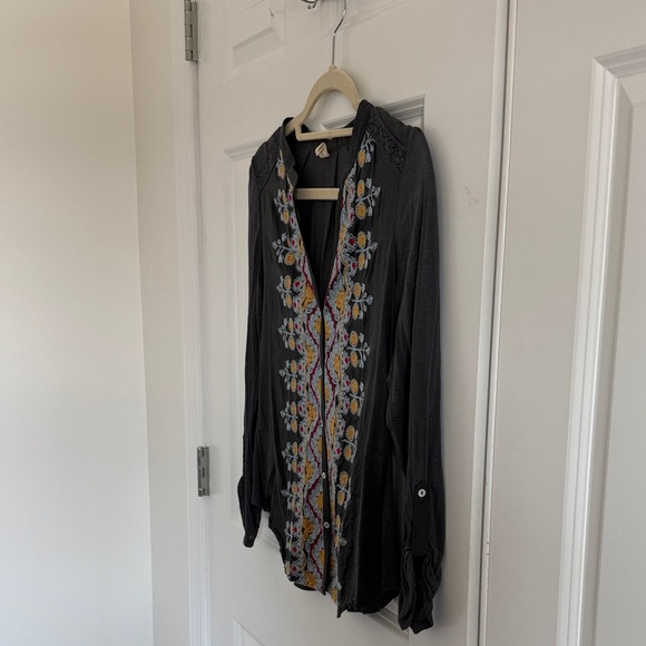 Anthropologie TINY Silk Blend Embroidered Gray Blouse Size Medium - Picture 4 of 5